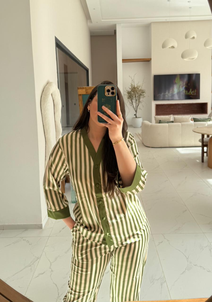 Pyjama Satin Élégant & Confort Absolu