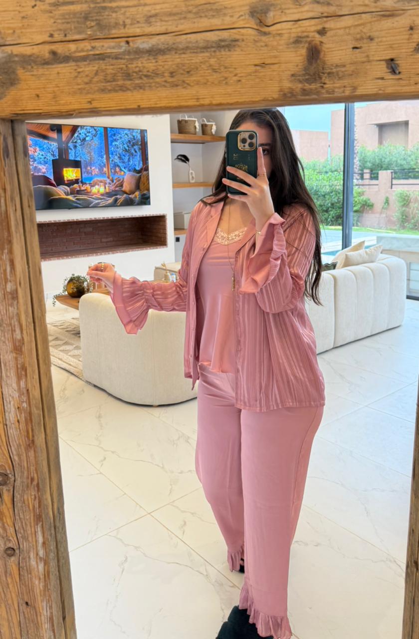 Pyjama Satin Chic – Élégance, Douceur & Confort Absolu