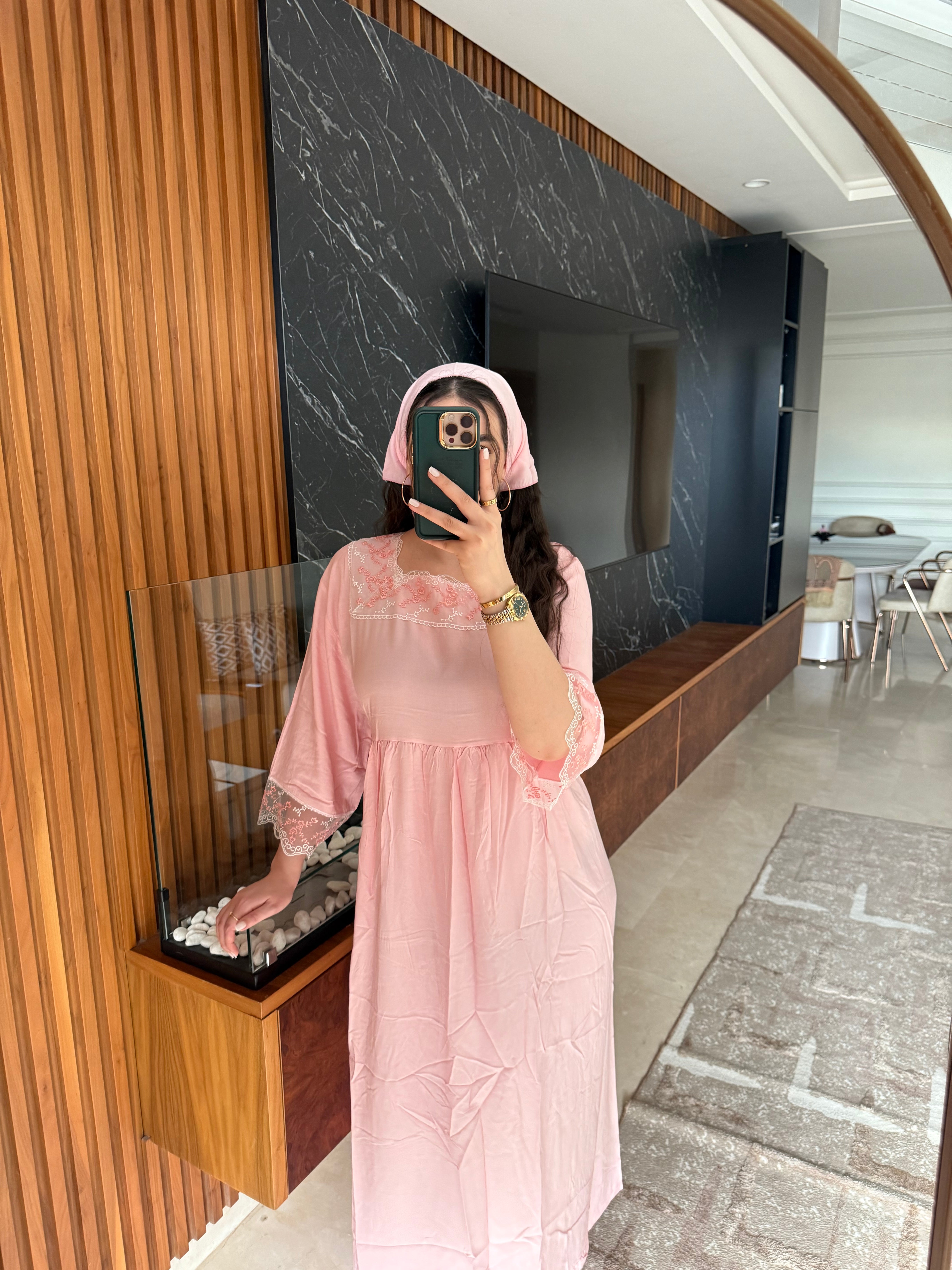 Ensemble robe de nuit & foulard – Élégance à la maison