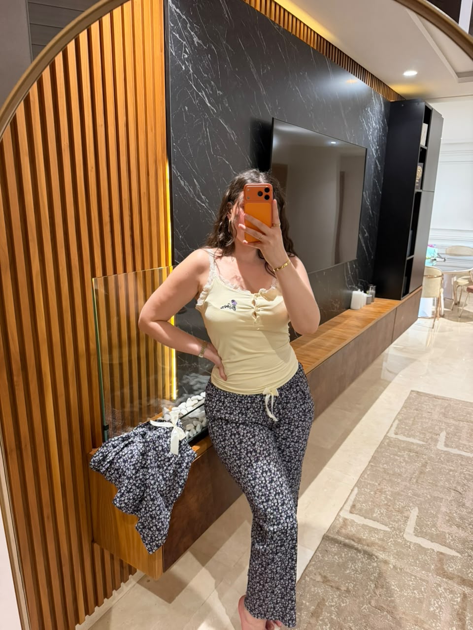 🌼 Pyjama 3 Pièces Motif Jaune & Petites Fleurs – Douceur, Élégance et Confort 🌙✨