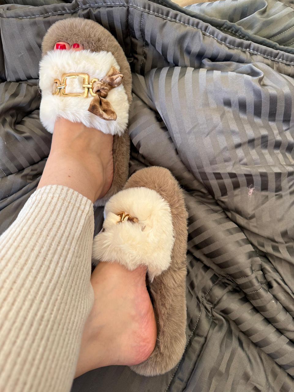 Chaussons Femme en Fourrure Douce – Détail Doré & Nœud Élégant