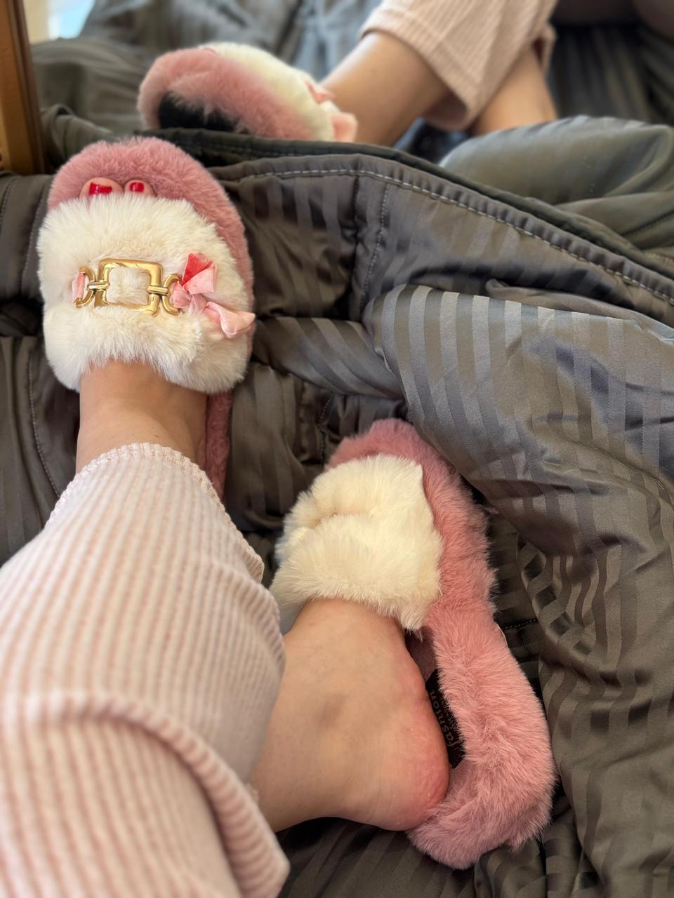 Chaussons Femme en Fourrure Douce – Détail Doré & Nœud Élégant