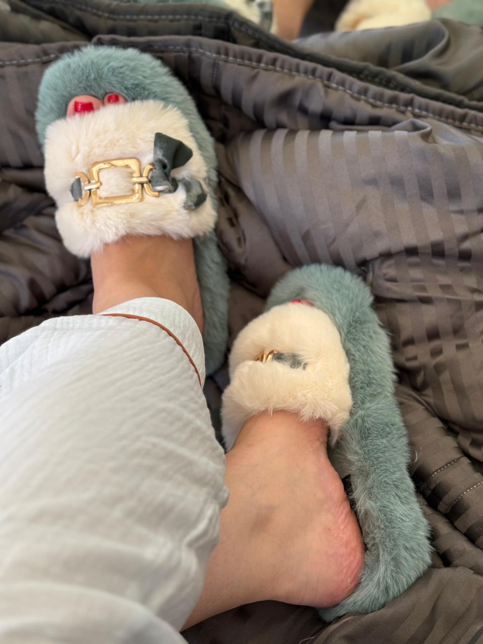 Chaussons Femme en Fourrure Douce – Détail Doré & Nœud Élégant